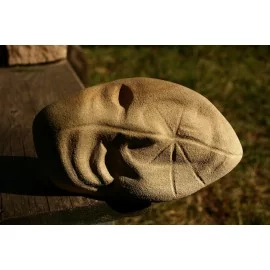 Originálna-kamenná-socha-tvár-pieskovec