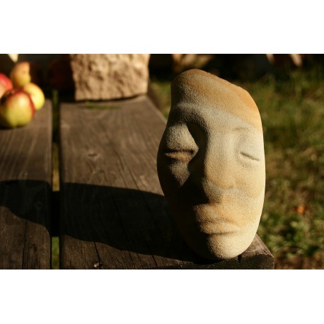 Originálna-kamenná-socha-tvár-pieskovec