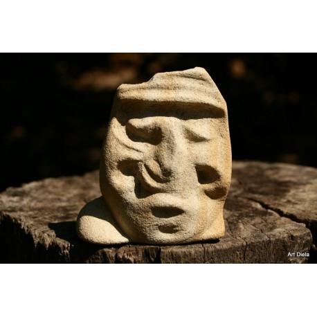 Originálna kamenná socha- tvár- pieskovec